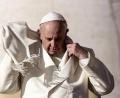 Bild: Angelo Carconi/EPA
Wind wirbelt den Schal von Papst Franziskus durcheinander als er auf Petersplatz kommt. Heftiger Gegenwind bläst dem Oberhaupt der katholischen Kirche auch aus den Reihen der Kardinäle und Bischöfe entgegen. Der Journalist Marco Politi spricht deshalb vom inneren Bürgerkrieg in der Kirche.