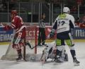 Bild: gb
Die Blue Devils verloren am vergangenen Sonntag das Oberpfalzderby beim EV Regensburg mit 1:7. Hier bejubeln Torschütze Nicolas Sauer (links) und Lukas Heger das 2:0, Goalie Daniel Filimonow und Michael Kirchberger sind geschlagen. Am Wochenende treffen die Weidener auf Deggendorf und Riessersee.