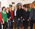 Bild: no
Zahlreiche Gratulanten stellen sich zum 85. Geburtstag von Michael Hüttner (Sechster von rechts) ein.