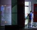 Bild: Guido Kirchner
Mitarbeiter aus dem Leber- und Infektionszentrum des Universitätsklinikums in Düsseldorf nehmen den ersten mit dem Coronavirus Infizierten in NRW in Empfang. Foto: Guido Kirchner/dpa