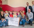 Bild: flt
Die Leiterin des Kindergartens Tanja Ruckdäschel (links) und Erzieherin Christina Schinagl (rechts vorne) bedankten sich für die großzügige Spende bei Florian Löw, Michael Haubner (von rechts) und Stephan Trautner (knieend).