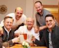 Bild: lst
„Af an guadn Ratsch“ beim „Gogerer“ trafen sich am Samstagabend die Flosser CSU mit ihrem Bürgermeisterkandidaten Armin Betz (Mitte), ihrem Ortsverbandsvorsitzenden Sebastian Kitta (hinten rechts) und ihrem Fraktionssprecher Harald Gollwitzer (hinten links) mit dem parlamentarischen Geschäftsführer der CSU-Fraktion im Bayerischen Landtag, Tobias Reiß (vorne links), und mit dem EU-Abgeordneten und Landeschef der Jungen Union, Christian Doleschal (vorne rechts).