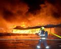 Bild: Feuerwehr Bezirk Karlsbad/exb
In der Nacht auf Dienstag brannten mindestens 30 Verkaufsstände auf dem Asia-Markt bei Eger ab. Mangelnder Wasserdruck und Wind, der die Flammen immer wieder anfachte, erschwerten die Löscharbeiten der fünf Feuerwehren vor Ort.