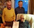 Bild: hai
Seit 60 Jahren ist Alfons Zimmermann (sitzend) bei der KAB Speichersdorf. Fritz Fraunholz (links) und Josef Kohl dankten ihm für seine Treue.