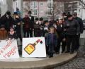 Bild: wro
Die Faschingssaison 2019/ 2020 ist zu Ende. Zum letzten Mal traf sich die Faschingsgesellschaft „Weiß-Blau“, um am Rathausbrunnen die Geldbeutel zu waschen. Danach forderte Bürgermeister Toni Dutz (oben in der Bildmitte) den Rathausschlüssel und den Gemeindegeldbeutel zurück.