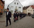 Bild: sön
Vom Löwenwirt aus geht der Zug der schweigenden Männer zum Pfarrheim, der nächsten Stelle der Bier-Vernichtung.