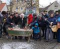 Bild: weu
Freunde und Mitglieder des Faschingsvereins trafen auf dem Dorfplatz zum traditionellen Geldbeutelwaschen.