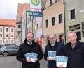 Bild: exb
Landrat Andreas Meier und die ÖPNV-Verantwortlichen Martin Koppmann und Karlheinz Schubert appellieren an die Bürger, den Anrufbus Baxi rege zu nutzen. Ein Ansporn zum Ausprobieren sind die Gutscheine, die in den nächsten Tagen an alle Haushalte verteilt werden.