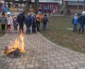 Bild: rpp
Im Garten wurden die Luftschlangen verbrannt und damit für Alle sichtbar der Fasching beendet. Die Fastenzeit beginnt.