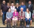 Bild: tu
Eberhard und Irmgard Jentsch (vorne, Mitte) freuen sich über die Glückwünsche ihrer zwei Kinder, Schwiegerkinder, zwei Enkelinnen, Resi Pflaum (Schwester der Jubilarin) und Bürgermeister Rainer Rewitzer (hinten, rechts).