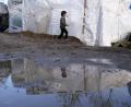 Bild: Aggelos Barai/AP/dpa
Ein Junge geht nach einem Regenfall an einem provisorisch errichteten Zelt außerhalb des Flüchtlingslagers Moria (Griechenland) vorbei. Die Lager auf den Inseln Lesbos, Samos, Chios, Kos und Leros sind völlig überfüllt, und die Atmosphäre ist entsprechend verzweifelt.