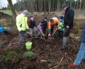 Bild: ct
Jeder der Zweitklässler pflanzt seinen eigenen Baum unter fachkundiger Anleitung von Stefan Schertl (links), BBV-Obmann Peter Gradl (orange Jacke) und Forstwirt Uwe Gmach (Zweiter von rechts).