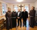 Bild:  Koller/exb 
Die gute Zusammenarbeit am Berg lobten (von links) Guardian Pater Seraphin Broniowski, Pater Provinzial Jacek Koman, Kirchenpfleger Franz Mertel, Kirchenrat Michael Koller und Pater Mariusz Uniżyck.