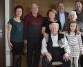 Bild: sck
Zur Feier des runden Geburtstags versammelt (von links): Enkelin Stefanie, Sohn Reinhard, Tochter Hildegard mit Vater Willy Feder, Bürgermeister Joachim Neuß, Tochter Gabriele mit Urenkelin Giuliana und Schwiegersohn Rudi.
