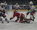 Bild: gb
In dieser Szene stoppen Jakub Bitomsky (rechts) und Barry Noe (links) den Regensburger Lukas Heger, doch sonst hatten die Blue Devils am vergangenen Sonntag im Oberpfalzderby meist das Nachsehen und verloren mit 1:7. Die nächsten Gegner der Weidener sind am Freitag der Tabellenvierte Deggendorfer SC und am Sonntag der Fünfte SC Riessersee.