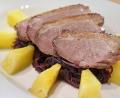 Bild: Gabi Schönberger
Zart rosa kommt die Entenbrust aus der Pfanne. Serviert wird sie in dünnen Scheiben auf dem Ananas-Rotkohl.
