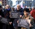 Bild: Oliver Berg/dpa
Mit Plakaten nehmen Bürger an einer Kundgebung teil. Das Aktionsbündnis will seine Solidarität mit den Angehörigen der Ermordeten und den Überlebenden des rassistischen Anschlags von Hanau ausdrücken.