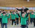 Bild: sfo
Der scheidende Rektor Ulrich Sangl tanzt gemeinsam mit den Kindern zu "I like to move it".