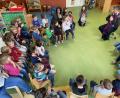 Bild: sl
Im Kreis hatten sich alle Kindergartenkinder mit ihren Kindergärtnerinnen versammelten und hörten aufmerksam Pfarrer Adam Nieciecki zu, bevor sie die Asche auf die Stirn bekamen.