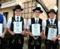 Bild: Stephan Huber
Maximilian Wichmann (von links), Manuel Pfab, Maximilian Pfab und Stefan Schmidt sind die Rekord-Plattler des Trachtenvereins Hoamatland Amberg.