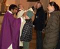 Bild: ksi
Die Priester zeichnen das Kreuz auf die Stirn der Gläubigen.