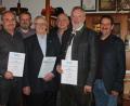 Bild: exb
Heinrich Reitinger, Alfons Kramer und Ludwig Dirscherl (mit Urkunde, von links) wurden für langjährige Mitgliedschaft im CSU-Ortsverband geehrt. Dazu gratulierten (hinten, von links) MdL Alexander Flierl, stellvertretender Vorsitzender Wolfgang Schwab, Bürgermeister Walter Schauer und Ortsvorsitzender Josef Reitinger.