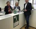 Bild: knh
Bürgermeister Richard Kammerer (rechts) empfiehlt: „Die Notfalldosen können im Rathaus auf Zimmer-Nr. 2 bei Monika Puff und Renate Hofmann abgeholt werden.“