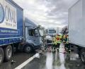 Bild: Bauernfeind/News5/dpa
Beschädigte Fahrzeuge stehen an einer Unfallstelle auf der Autobahn 6. Bei der Unfall-Serie zwischen Alfeld und Altdorf waren im Schneetreiben mehrere Lkw und Autos beteiligt.
