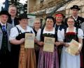 Bild: Stephan Huber
Vorsitzender Peter Baringer (von links) und OB Michael Cerny zeichnen gemeinsam mit Gauvertreter Wolfgang Bittner (von rechts) und Gebietsvertreter Eckehard Papenfuß treue Mitglieder des Trachtenvereins Hoamatland aus.