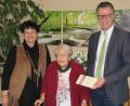 Bild: fg
Zum 90. Geburtstag gratulieren Annemarie Plach (Mitte) Bürgermeister Hermann Falk und die Leiterin des Barbaraheims, Astrid Geitner.