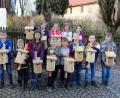 Bild: bjp
Stolz präsentieren die Jungen und Mädchen der „Spatzen“-Grundschülergruppe in der Trabitzer LBV-Sektion ihre selbst gebauten Vogelhäuschen.