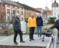Bild: kari
Josef Eierer alias Nachtwächter Tschung kennt die Stolperstellen und Hindernisse im Stadtbereich genau. Der rüstige Stadtführer gibt beim Ortstermin zusammen mit (von links) Fraktionssprecher Wilhelm Ertl, Zweitem Bürgermeister Thorsten Grädler und der Inklusionsbeauftragten Lisa Weiß diesbezügliche Hinweise, wie hier beim Stadtbrunnen am Marktplatz. Bordsteinabsenkung lautet der Lösungsansatz.