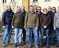 Bild: u
Interessante Informationen gab es für die SPD-Stadtratskandidaten beim Ortstermin mit der Vereinsspitze des TuS Schnaittenbach. V. l.: Thomas Kumeth, Gerhard Heindl (Vors. Geflügelzuchtverein), Holger Krügelstein, Gerald Dagner (TuS-Vorsitzender), Matthias Kick (Kirchenpfleger Holzhammer), Franz Schumann (Gesamtjugendleiter TuS), Kerstin Maunz (stellv. TuS-Vorsitzende), Günter Schuller, Christian Hartmann (Betriebsratsvorsitzender AKW), Uwe Bergmann (2. Bürgermeister), Ute Pirke, SPD-Ortsvorsitzender Daniel Hutzler und Manfred Kick.