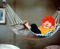 Bild: Fotoreport ARD/Ard/dpa
Die Zeichentrickfigur Pumuckl macht es sich in einer Szene aus "Pumuckls Abenteuer" 1999 in der Hängematte gemütlich.