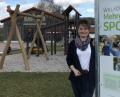 Bild: exb
Bürgermeisterin Sonja Meier ist stolz auf den Spielplatz in Schneeberg, auf dem Alt und Jung gemeinsam Zeit verbringen.