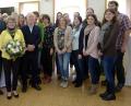 Bild: gac
Gerda Donhauser (vorne, mit Blumen), wird von Dekan Karlhermann Schötz (links daneben) und den Mitarbeitern des Evangelischen Dekanats verabschiedet.