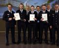 Bild: exb
Die drei Seminarbesten mit ihren Gratulanten (von links): Leitender Polizeidirektor Ludwig Härtl, Michael Flatscher, Erster Polizeihauptkommissar Manfred Butz (Personalrat), Charlotte Knoche, Zweiter Bürgermeister Günter Koller, Bastian Wild, Erster Polizeihauptkommissar Josef Fleischmann und Leitender Polizeidirektor Gerd Enkling.