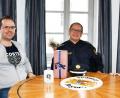 Bild: exb
Polizeihauptkommissar Markus Schmitt (Mitte) wechselt von Burglengenfeld nach Neunburg vorm Wald. Für die vertrauensvolle Zusammenarbeit bedankten sich im Burglengenfelder Rathaus Thomas Wittmann (rechts) und Wolfgang Weiß.