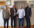 Bild: weu
Bürgermeister Heinz Weigl und die Fraktionsvertreter Christian Schneider (rechts) und Josef Lohrer (links) heißen Dominik Gradl (Zweiter von rechts) als neuen Wirt des „Eisenbarth's“ willkommen und freuen sich über die Vertragsunterschrift.