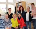 Bild: bni
Mit einer Geldspende unterstützt die CSU-Frauen Union die Angebote von Donum Vitae bei der Beratung und der Bereitstellung von Räumen, um ein Baby in einer angenehmen und sauberen Atmosphäre wickeln und stillen zu können. Sitzend von links Maria Boßle, Klara Waninger, Marga Klameth, Eva Fröhlich; stehend von links Michaela Luber, Bianca Sommer, Cornelia Rubenbauer-Pickel (Donum Vitae) und Nicole Selendt.