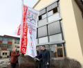 Bild: Wolfgang Steinbacher
Schulleiter Martin Wurdack (von links) hisst mit seinen Stellvertretern Helmut Nierlein und Josef Eckert die Jubiläums-Flagge vor dem Beruflichen Schulzentrum.