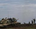 Bild: Uncredited/AP/dpa
Türkische Panzer in der Provinz Idlib in Nordsyrien. Der Tod von über 30 türkischen Soldaten bei einem syrischen Luftangriff hat die Spannungen in der Region weiter verschärft. Ein neuer, gewaltiger Flüchtlingsstrom auch nach Europa könnte die Folge sein.