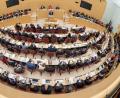 Bild: Peter Kneffel/dpa
Aktuell stammen 18 der insgesamt 205 Abgeordneten im Bayerischen Landtag aus der Oberpfalz. Sie sind überwiegend männlich und aus der CSU, was die üppigeren Nebeneinkommen erklären dürfte.
