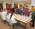 Bild: fjo
An den Kirchenportalen war es zu windig und zu kalt. Der Kuchenverkauf fand deshalb im Kolpingheim statt.