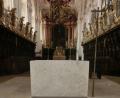 Bild: kgg
Ein besonderer Blickfang vorm Volksaltar in der Basilika Waldsassen ist zurzeit der Ascheteppich mit den beiden goldenen Fußabdrücken.