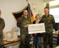 Bild: frd
Oberleutnant Sandro Gärtner, Hauptfeldwebel Josef Zinnbauer und Oberstleutnant Andreas Bleek (von links) überreichten den symbolischen Scheck an Elisabeth Wittmann, Schirmherrin der Hilfsaktion „Lichtblicke“.