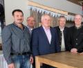 Bild: Hirsch
Am Freitag tagte die Erzeugergemeinschaft Südbayern in Schwarzenfeld. Das Bild zeigt von links: Die Vertreter Johann Böhm, Herbert Obermeier und Anton Scherr, den Aufsichtsratsvorsitzenden Hans Wagner, den Vorstandsvorsitzenden Hans Auer, Landrat Thomas Ebeling, Vorstandsmitglied Willi Wittmann, Vertreter Christian Lommer, Geschäftsstellenleiter Peter Nißl und Vertreter Ralf Schieder.