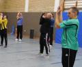 Bild: rro
Martina Held (links) machte die verschiedenen Übungen vor, mit denen sich die Teilnehmer bei "Mann bleibt fit" in Form bringen.