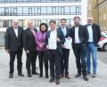Bild: Gabi Schönberger
Die CSU-Spitze mit OB-Kandidat Benjamin Zeitler legte ein Positionspapier zur Kliniken AG vor. Auf dem Bild von links: Bürgermeister Lothar Höher, Aufsichtsrat Wolfgang Pausch, Eva Nitsche, Benjamin Zeitler, Aufsichtsrat und CSU-Chef Stephan Gollwitzer, Fraktionschef Markus Bäumler und Chefarzt Jürgen Altmeppen.