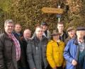 Bild: sh
Sie bringen ein Taferl an (von links): Dritter Bürgermeister und FW-Bürgermeisterkandidat Manfred Schlosser, Georg Finster, Johann Wagner, Georg Wendl, Peter Meier, die Schneinder-Tochter Grete Schwemmer, Sebastian Wendl, Erwin Meier und der Schneinder-Sohn Anderl Engelhardt.